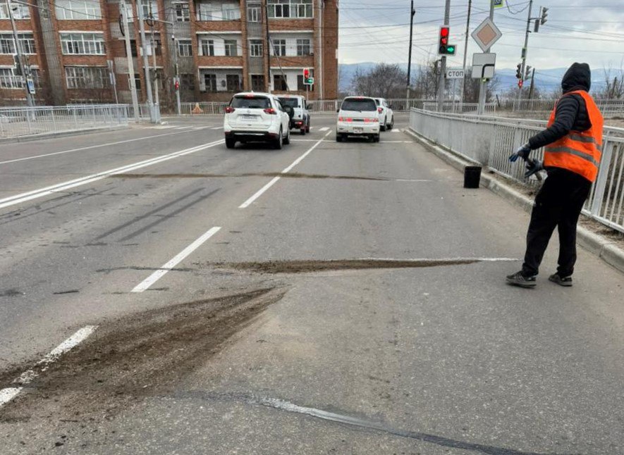 В Бурятии все дефекты на дорогах устранят по гарантии Этой весной специалисты обследовали 225 объектов нацпроекта «Безопасные качественные дороги», реализованных с 2021 по 2024 годы. Масштабная проверка выявила 175 дефектов. Все случаи попадают под гарантийные обязательства. К концу июня за свой счет подрядные организации устранили 112 недостатков. На остальных ведется активная претензионно-исковая работа с недобросовестными подрядчиками. Основные претензии – продольные и поперечные трещины на проезжей части либо на тротуарах, выбоины, выкрашивание асфальтобетонного покрытия, просадки колодцев и т.д.#Бурятия Подробнее в "Номер один" Сообщить нам свою новость можно по кнопке: Письмо в редакцию