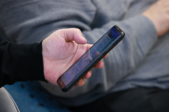 Южноуральцам рассказали как уберечь свои финансы от мошенников   www up74 ru articles news 168395 Мошенники каждый день придумывают новые способы обмана от банальной схемы перевода денег на безопасный счет до использования поддельного видео и копирования голосов известных жертве людей Чтобы защитить себя от этих схем необходимо сохранять бдительность Никогда и ни при каких условиях нельзя сообщать посторонним реквизиты своей карты и коды подтверждения из СМС Нельзя звонить по номерам из сообщений от неизвестных контактов официальные службы не просят перезванивать на какой либо мобильный номер Следует избегать использования бесплатных VPN сервисов и прочих подозрительных расширений Нельзя скачивать сервисы по совету или рекламе из сомнительных источников или сообщать личные данные по телефону и в мессенджерах Стоит использовать двухфакторную аутентификацию во всех сервисах банк Госуслуги почта мессенджеры соцсети