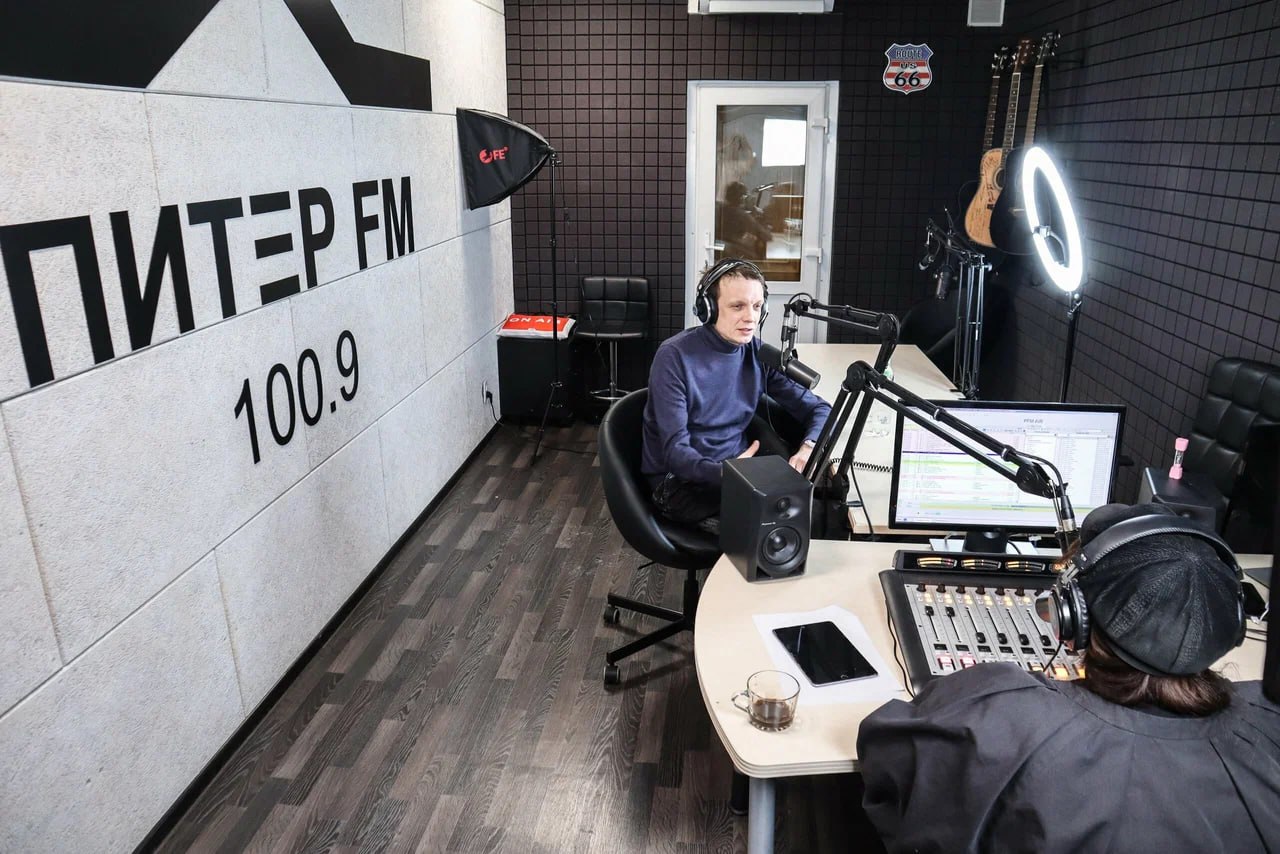 В офис радиостанции Питер FM пробрался мужчина чтобы захватить студию и произнести известный пацифистский лозунг Утром 15 октября 52 летний гражданин Казахстана по имени Нурлан зашел под видом курьера в офис радиостанции Питер FM на улице Шевченко и начал кричать антивоенные лозунги Об инциденте пишут Фонтанка и 78 ru Сотрудники радиостанции зафиксировали казахстанца и передали в руки полицейских При досмотре у мужчины нашли в рюкзаке хомуты стяжки Он признался что хотел с их помощью нейтрализовать персонал радио чтобы добраться до микрофона и произнести в эфире известный пацифистский лозунг Задержанный также сообщил что Питер FM стала второй точкой куда он пытался проникнуть в офис другой радиостанции мужчину не пустила охрана На Казахстанца составили протокол о мелком хулиганстве Решается вопрос о возбуждении уголовного дела По какой статье УК не уточняется