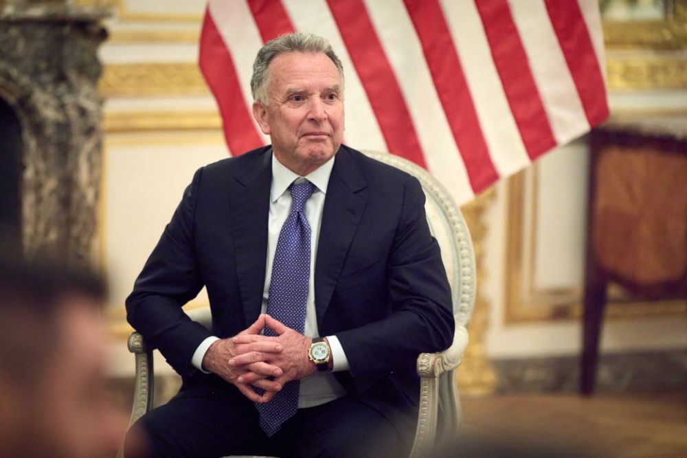 Спецпосланник президента США Стивен Уиткофф заявил что в ближайшие недели могут появиться хорошие новости в вопросе урегулирования конфликта на Украине Об этом он сообщил в интервью телеканалу Fox News Надеюсь вы услышите некоторые хорошие новости в ближайшие недели сообщил Уиткофф отвечая на вопрос о перспективах переговорного процесса По его словам новый раунд консультаций может состояться в течение трех недель Американская сторона рассчитывает что предложенные инициативы позволят вывести диалог на уровень личной встречи президента России Владимира Путина и Владимира Зеленского Спецпосланник также допустил что в перспективе возможен и расширенный формат с участием президента США Дональда Трампа Фото Zuma TASS Подписаться на Российскую газету Читать нас в MAX