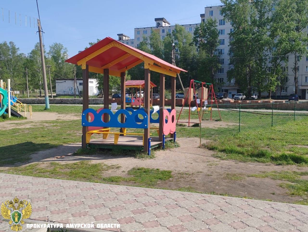 А в Шимановске после вмешательства прокуратуры отремонтировали детскую площадку Прокуратура отреагировала на сообщения в соцсетях о ненадлежащем состоянии детской площадки «Сказочный городок» в городе Шимановске. Проведена проверка, выявлены многочисленные дефекты и повреждения игрового оборудования, скамеек, сцены. По фактам выявленных нарушений прокуратура Шимановского района директору МБУ «Дирекция по благоустройству г. Шимановска», председателю комитета по управлению муниципальной собственностью администрации г. Шимановска внесла представления, а также в отношении директора МБУ «Дирекция по благоустройству г. Шимановска» возбудила дело об административном правонарушении. По результатам рассмотрения принятых мер прокурорского реагирования детская площадка приведена в надлежащее состояние. Реклама