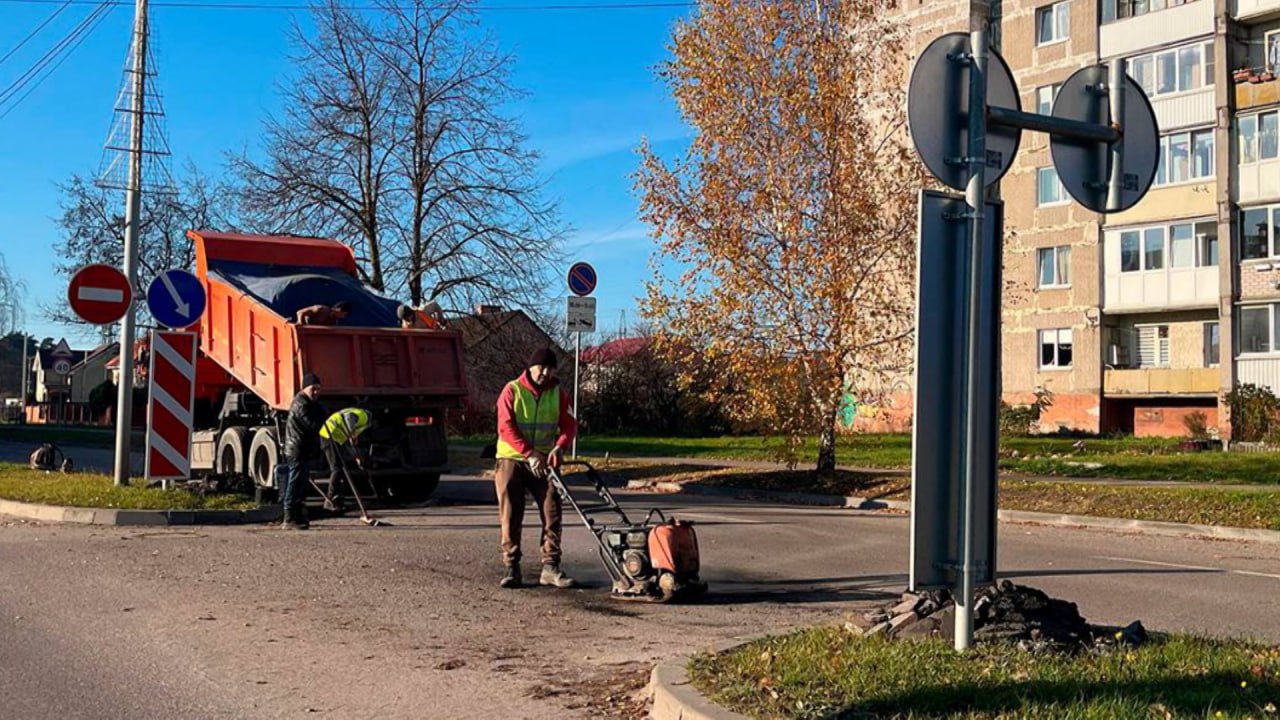 В Светловском городском округе подходят к завершению работы второго этапа по ямочному ремонту В рамках проведённых мероприятий было восстановлено около 2500 квадратных метров асфальтового покрытия Основные участки где велись работы улицы Пионерская Строительная Железнодорожная и Загородная Сейчас подрядная организация завершает ремонт точечно на оставшихся участках дорожной сети Источник Светловский городской округ