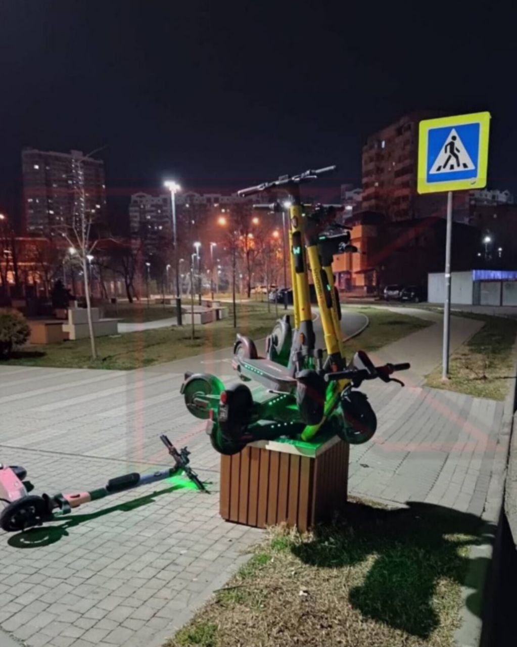 Власти Краснодара не планируют запрещать электросамокаты. Позиция департамента транспорта чёткая: мы не собираемся запрещать СИМ, как это уже сделали в Благовещенске, Елабуге или Ставропольском крае. Мы считаем, что задача города — создать условия, при которых СИМ становятся безопасной, понятной и удобной частью городской среды. Сейчас мы формируем техническое задание для научной работы, которая станет основой обновлённой транспортной концепции. В ней будет предусмотрена полноценная инфраструктура для СИМ: велодорожки, парковочные зоны, маршруты, которые не мешают пешеходам и водителям. Такой подход позволит развивать новые форматы городской мобильности не в ущерб другим участникам движения — а с заботой о всех. ТК Краснодар Подписаться
