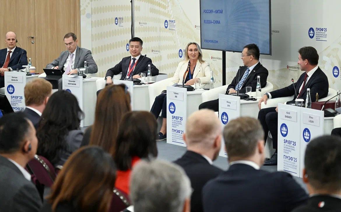 Китай остается ключевым торгово-экономическим партнером России. На повестке дня — диверсификация экспорта, развитие новых форматов сотрудничества и продвижение несырьевого экспорта. О них на #ПМЭФ2025 рассказала вице-президент РЭЦ Татьяна Ан. В Китае уже работают: — 13 розничных магазинов «Сделано в России» — национальный павильон в Шанхае — 32 онлайн-магазина на 12 крупнейших маркетплейсах Доказал свою эффективность формат фестивалей-ярмарок «Сделано в России» — его отметили на переговорах лидеров России и Китая и в зарубежных СМИ в том числе в CNN и Bloomberg . В сентябре в Пекине пройдет новый фестиваль. «РЭЦ строит экосистему поддержки по всему циклу экспорта — от первого шага до заключения контрактов. Мы видим реальный рост интереса к российской продукции у китайских потребителей», — Татьяна Ан.
