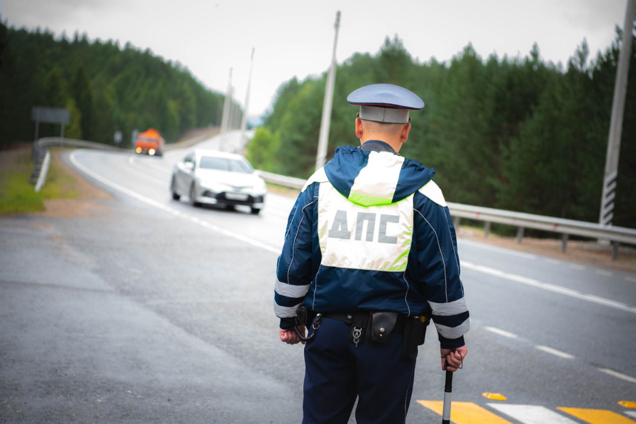 Перехвачен на посту ДПС сотрудниками полиции остановлен автомобиль угнанный в Карымском районе  В ОМВД России по Карымскому району поступило заявление от местной жительнице о пропаже автомобиля Хонда Сотрудники уголовного розыска установили что женщина припарковала свою машину около аптеки и ушла за покупками оставив ключи в замке зажигания  Вернувшись через несколько минут транспортного средства на месте не оказалось Ориентировка с приметами автомобиля была передана всем наружным нарядам полиции Через некоторое время сотрудники Госавтоинспекции дежурящие на стационарном посту ДПС на въезде в Читу остановили подходящую под ориентировку автомашину За рулем угнанного транспортного средства находился ранее неоднократно судимый 28 летний житель поселка Карымское Возбуждено уголовное дело Машина возвращена владелице с рекомендациями не оставлять ключи в автомобиле даже на короткое время Полиция Забайкалья