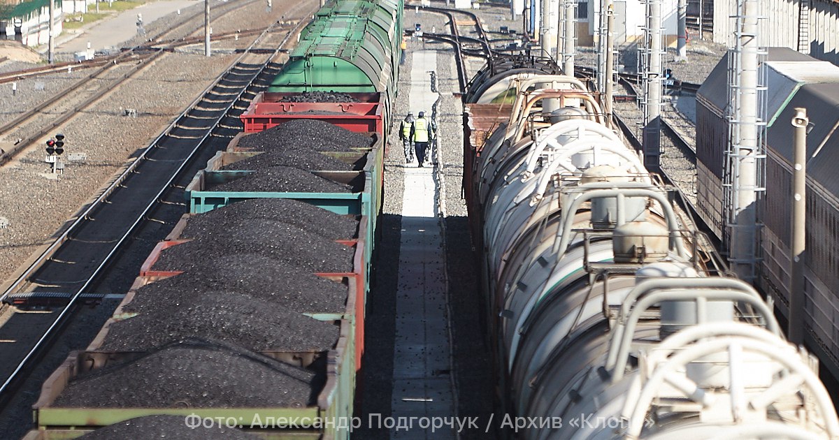 Мелочь а приятно в Монголии каждый гражданин страны получит по 18 долларов за экспорт угля Все граждане Монголии получат дивиденды от продажи угля за границу государственной компанией Размер выплат составит примерно 18 американских долларов Одно из крупнейших месторождений открыли ещё в 1950 е годы советские геологи В 90 ые добыча угля перешла в частные руки но в 2008 м государство вернуло себе контроль над национальными богатствами Спустя четыре года каждый из 2 5 млн граждан страны получил акции угледобывающего предприятия В январе 2024 года правительство Монголии приняло решение что родившиеся после 11 апреля 2012 года а это более миллиона граждан также получат акции и прибыль по ним