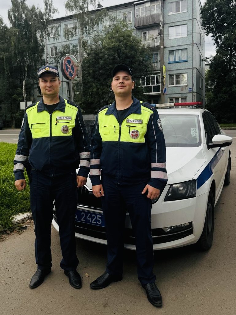 Сотрудники ГИБДД помогли вологжанке с заменой колеса на трассе 8 августа 2025 года около 23 часов на автодороге А 114 Вологда Тихвин мужчина обратился за помощью к наряду ДПС Он сообщил что у Сосновки находится женщина которой требуется помощь Старший инспектор старший лейтенант полиции Сергей Чубарев и инспектор лейтенант полиции Дмитрий Братков отреагировали на обращение мужчины и отправились на место происшествия Как оказалось у автомобилистки на автомобиле Лада Гранта спустило колесо Женщина пыталась самостоятельно решить проблему но в процессе сломала ключ Сотрудники ГИБДД оперативно заменили поврежденное колесо на запасное Женщина выразила искреннюю благодарность сотрудникам и пожелала им легкой службы