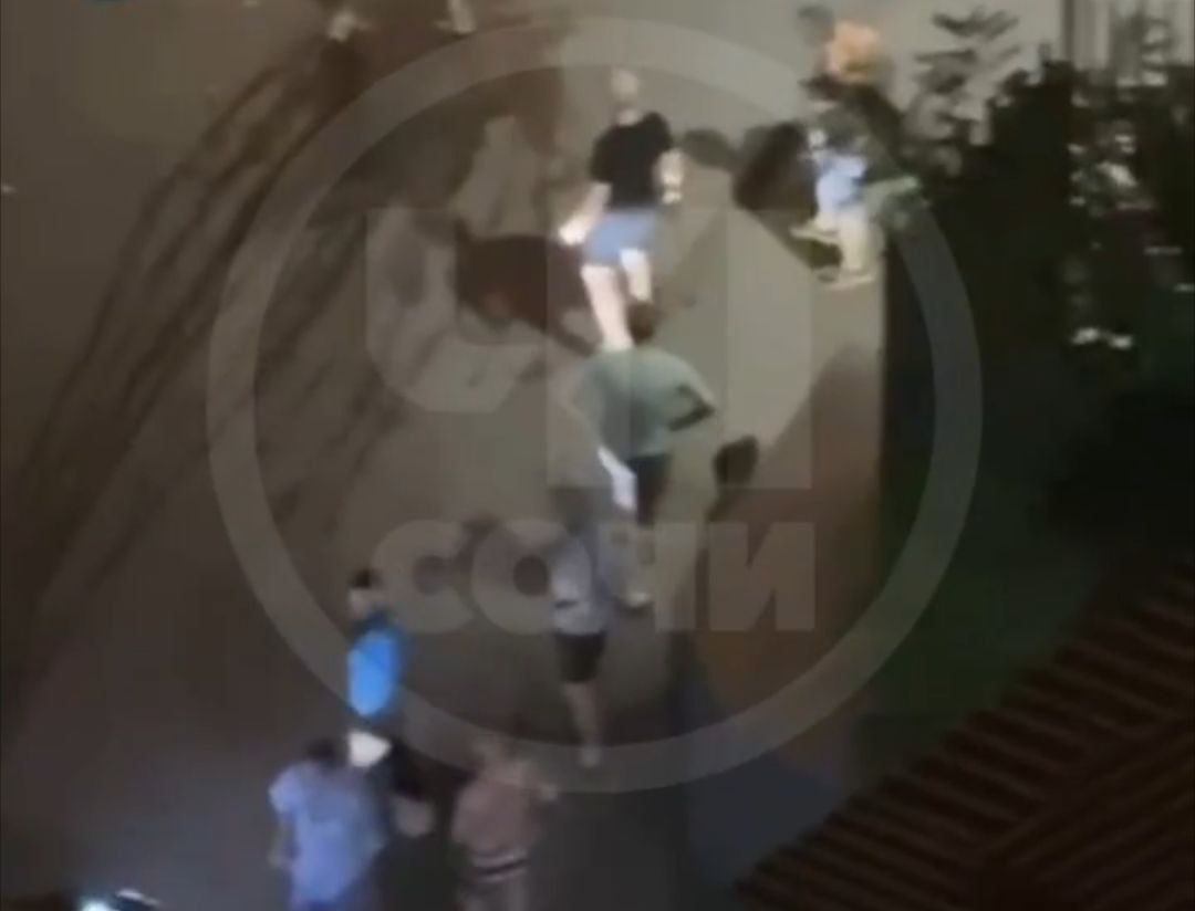 Полиция проводит проверку после стрельбы в центре Сочи  Ночью на ул. Цюрупы начался конфликт между 27-летним местным жителем и незнакомцем. Скандал пытались затушить очевидцы. Среди них - 43-летний приезжий из Кемерово. Чтобы разрядить обстановку, он схватил пистолет и выстрелил в воздух.   Стрелок был доставлен в отдел полиции, у него изъят охолощенный пистолет «Ретей».