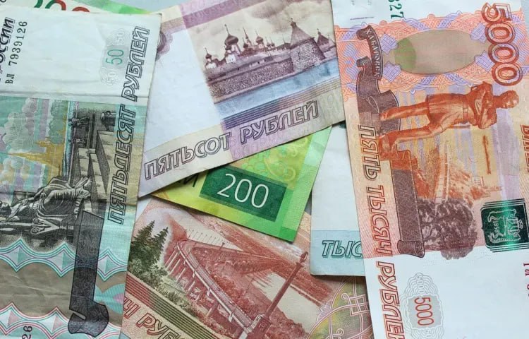 Кредитный договор, оформленный на пенсионерку, признали недействительным В сентябре прошлого года пенсионерке позвонил специалист и предложил сменить тариф на телефоне. Посредством применения мошеннических схем злоумышленник оформил на женщину кредит в сумме 91 350 рублей в банке и похитил имеющиеся на счетах накопления. После проверки уголовного дела прокуратура, защищая права потерпевшей, направила в суд исковое заявление о признании кредитного договора недействительным. Кроме того, надзорное ведомство потребовало вернуть деньги, удержанные банком в счет погашения кредита. Сковородинским районным судом требования прокурора удовлетворены в полном объеме. "Решение суда пока не вступило в законную силу", - уточнили в прокуратуре Амурской области. ТЕЛЕПОРТ.РФ – здесь все об Амурской области Написать нам