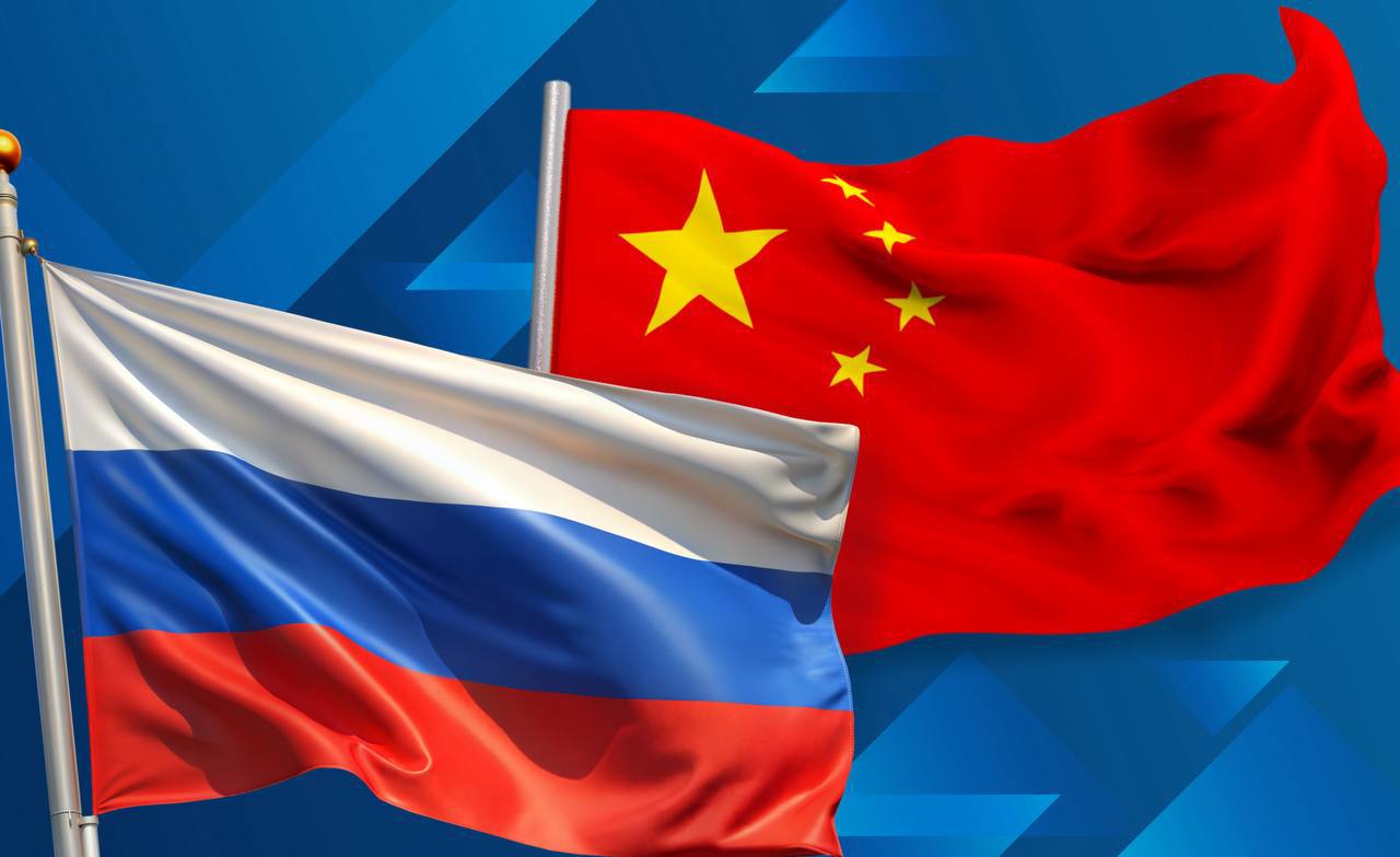 Россия работает над качественным изменением структуры экспорта в Китай Особый акцент в сотрудничестве России и Китая сегодня делается на качественном изменении структуры экспорта заявил министр экономического развития России Максим Решетников Ранее 19 октября Президент России Владимир Путин отметил в ходе Прямой линии что в последние годы Россия продолжает укреплять свои позиции как крупнейший торговый партнер Китая среди европейских стран Российско китайские отношения являются существенным фактором стабильности в мире добавил глава государства Основной прирост ожидается в сегменте несырьевых неэнергетических товаров поставки которых из России в Китай будут расти вдвое быстрее чем экспорт в целом сообщил Максим Решетников Эта тенденция подтверждается статистикой например экспорт российской металлургической продукции в КНР за десять месяцев вырос на 45 Параллельно с торговлей мощным драйвером взаимодействия становится туризм После отмены визового режима ожидается значительный рост турпотока Ожидаем что с учетом отмены виз Россию уже в следующем году посетит более 2 млн китайских туристов отметил Министр При этом поставлена амбициозная стратегическая цель к 2030 году принять 5 5 млн гостей из Китая Для ее достижения ведется активная работа по созданию привлекательных турпродуктов Одной инфраструктуры мало туриста нужно чем то привлекать Мы эту задачу уже отрабатываем с регионами Подготовили новые турпродукты для китайских путешественников которые начнем со следующего года активно продвигать под национальным брендом Discover Russia добавил глава Минэкономразвития Российско китайское партнерство демонстрирует устойчивый рост и активно осваивает новые направления такие как инвестиции несырьевой экспорт закладывая основу для долгосрочного стратегического взаимодействия Источник официальный сайт Министерства экономического развития Российской Федерации