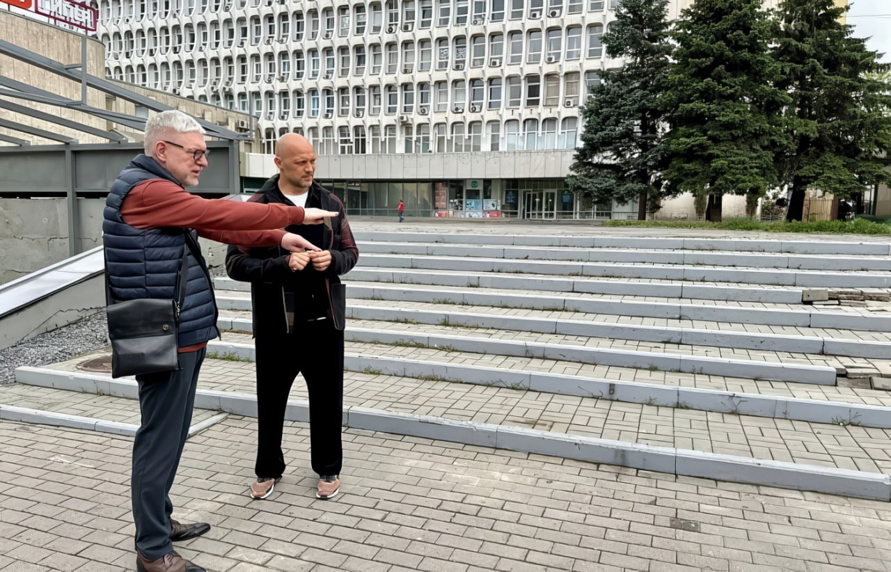 Новых торговых павильонов возле Дома профсоюзов на Ворошиловском не будет, а лестницу восстановят. Об этом заявили в администрации Ростова после того, как несколько изданий, в том числе и мы, осветили эту проблему. На сайте мэрии сказано, что замглавы администрации города по экономике Виталий Золотухин встретился с предпринимателем, который строил там павильон, и договорился, что никакой стройки не будет, а разрушенная лестница будет восстановлена. «В настоящее время прорабатываются различные варианты использования данной территории и возможности благоустройства общественного пространства. Один из них — установка качелей», — написано на сайте администрации. Здравый смысл восторжествовал. Стоит признать: в последнее время такое стало происходить у чиновников чаще, чем раньше. RostovGazeta