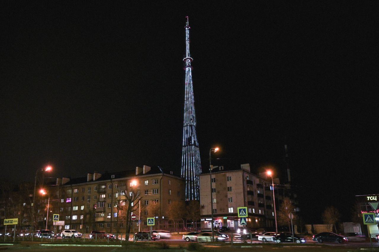 Казанская телебашня включит подсветку в день 24-летия РТРС  В среду, 13 августа, Российской телевизионной радиовещательной сети  РТРС  исполнится 24 года. По этому случаю телебашни сети во всех федеральных округах, в том числе и Казанская телебашня, включат праздничную подсветку.   С 21:00 до 23:00 телевышку в столице РТ будет украшать логотип компании на фоне слогана «Это наше. Это работает», а также надпись «13 августа – День Рождения РТРС», отметили в центре.      Все каналы Татмедиа