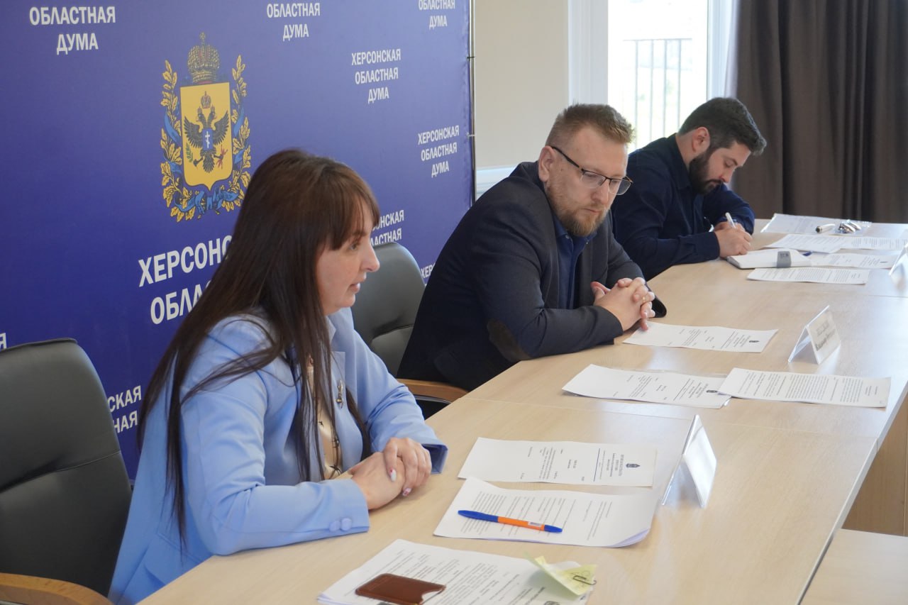 В Херсонской области создадут филиал Российского союза боевых искусств И.о. министра спорта Херсонской области с депутатами облдумы и спортивными федерациями обсудили, как улучшить условия для занятий спортом. Заседание профильной комиссии прошло под руководством Владимира Лебедкина. «Многие секции располагаются в помещениях, не предназначенных для занятий спортом. Одна из приоритетных задач — исправить эту ситуацию в ближайшие годы», — подчеркнула исполняющая обязанности министра спорта Елена Кириллова. Сейчас в Геническе и Скадовске полностью или частично готовы пять крупных спортивных объектов, соответствующих всем стандартам. Чтобы развивать единоборства, в регионе создадут филиал Российского союза боевых искусств. Его возглавит депутат Рустем Ниметуллаев. Союз объединяет 75 спортивных организаций. На комиссии также обсудили проект закона «О физической культуре и спорте». Закон согласуют с учетом предложений федераций и депутатов. ПОДПИСАТЬСЯ ВКонтакте