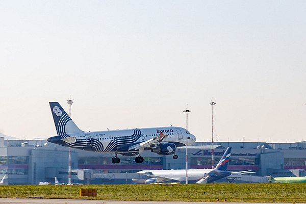 Аэропорт Владивосток увеличил пассажиропоток на 10 за 11 месяцев 2025 года По итогам одиннадцати месяцев 2025 года Международный аэропорт Владивосток обслужил 3 млн 23 тыс пассажиров увеличив пассажиропоток на 10 по сравнению с аналогичным периодом прошлого года Об этом сообщает AVIA RU На внутренних линиях с начала года пассажиропоток составил 2 млн 369 тыс пассажиров На международных линиях 654 тыс пассажиров В ноябре 2025 года общий пассажиропоток аэропорта вырос на 8 по сравнению с прошлым годом и составил 227 тыс пассажиров На внутренних авиалиниях было обслужено 165 тыс пассажиров Значительный прирост числа пассажиров отмечается на рейсах в Благовещенск Хабаровск и Красноярск aviaru net n290711