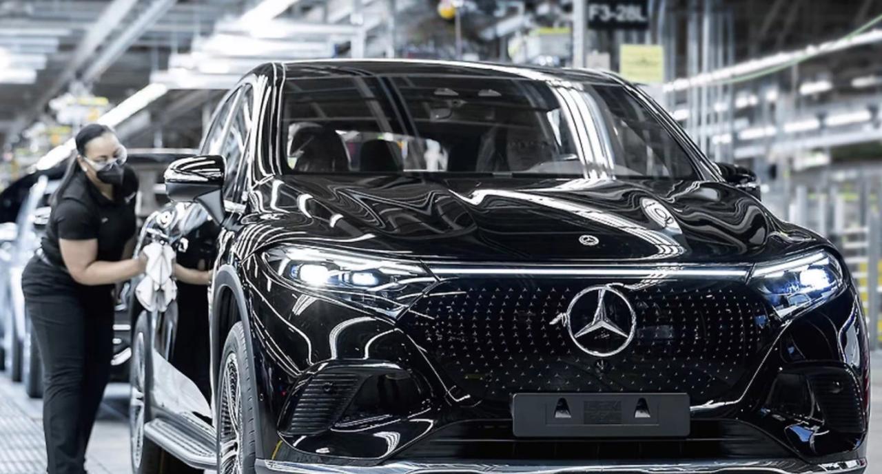 Mercedes-Benz потерял более €3 млрд за полугодие Так, немецкая компания за полугодие заработала около €2,7 млрд. Этот показатель на 55,8% ниже, чем в аналогичном периоде прошлого года тогда было €6,1 млрд . Ниже стал и показатель продаж — 900 тыс. машин за первое полугодие на 6% меньше, чем в прошлом году . Оборот автопроизводителя упал за шесть месяцев на 8,6% — с €72,6 млрд до примерно €66,4 млрд. Операционная прибыль снизилась на 55% — с €7,9 млрд до €3,6 млрд. Mercedes-Benz назвал причины падения результатов, среди которых оказались ввозные пошлины США, высокие цены на энергоносители и сырье, сокращение продаж и расходы, связанные с реструктуризацией компании.