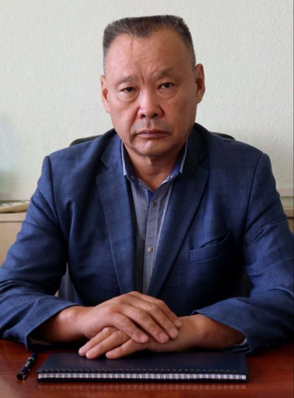 В Еравнинском районе избрали нового главу Как сообщает паблик Местное самоуправление 27 января на сессии районного Совета депутатов большинством голосов избрали Цокто Жамсуев Полномочия нового главы продлятся до 2028 года когда район будет преобразован в округ Ранее Цокто Батомункоевич Жамсуев исполнял обязанности председателя Комитета по инфраструктуре в статусе и о первого заместителя главы Администрации Еравнинского района