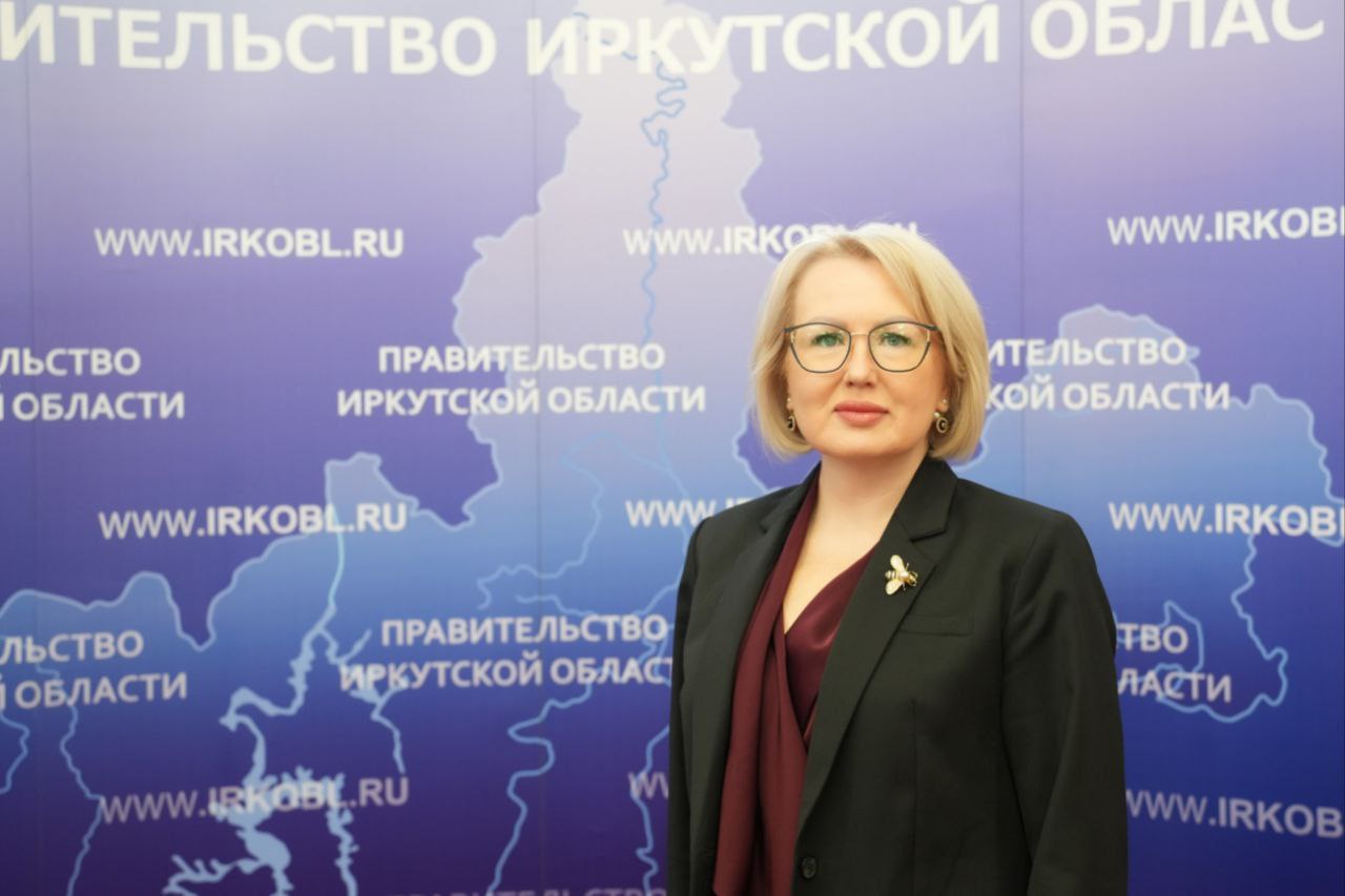 Марина Кожарина назначена на должность исполняющей обязанности министра сельского хозяйства Приангарья Соответствующий Указ подписал Губернатор Иркутской области Игорь Кобзев 19 января 2026 года До этого Марина Александровна Кожарина занимала пост первого заместителя министра сельского хозяйства региона Имеет высшее образование по специальности математические методы в экономике Трудовой путь Марина Кожарина начала в 2002 году оператором Восточно Сибирского завода тяжелого машиностроения После занимала различные должности от главного специалиста бюджетного отдела Пенсионного фонда Российской Федерации по Иркутской области и Усть Ордынскому Бурятскому автономному округу до директора департамента контроля аппарата Губернатора и Правительства Сахалинской области В министерство сельского хозяйства Иркутской области пришла в 2021 году Общий стаж государственной гражданской службы более 15 лет Марина Александровна Кожарина многодетная мама воспитывает троих детей Подписывайтесь на Правительство Иркутской области в МAX