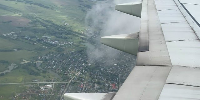 В новосибирском аэропорту самолёты заправляли загрязнённым топливом но оно соответствовало ГОСТу Авиакомпания S7 Airlines пожаловалась на проблемы с индикацией систем измерения топлива после заправки в Толмачёво С 28 августа по 3 сентября авиакомпания S7 Airlines зафиксировала множество отказов вызванных недостоверными данными или отсутствием показаний систем измерения топлива после заправки в новосибирском аэропорту Толмачёво Проблемы с индикацией количества топлива возникали на разных этапах полёта и на различных типах самолётов Airbus 320 321 Boeing 737 Embraier 170 Как сообщил телеграм канал Авиаторщина речь идёт в общей сложности о 17 воздушных судах Для выяснения причин авиакомпания провела внутреннее расследование с участием специалистов Авиарегистра Межгосударственного авиационного комитета и Государственного научно исследовательского института гражданской авиации Результаты показали что в топливе используемом в Толмачёво содержались загрязнения влияющие на работу датчиков топливомеров Для устранения ошибок требовалось слить старое топливо промыть датчики и заправить самолёты заново Анализ проб топлива выявил нехарактерные примеси Визуальный осмотр датчиков показал неравномерное покрытие жёлто коричневым налётом снаружи и присутствие тёмно коричневого налёта с мелкими светлыми частицами внутри Тем не менее показатели проб топлива взятых из отстойников и систем самолётов соответствовали ГОСТу и нормам для нормальной эксплуатации В связи с инцидентом S7 Airlines обратилась к Ассоциации эксплуатантов воздушного транспорта с предложением провести рабочую встречу с Росавиацией и другими авиакомпаниями для обсуждения улучшения качества топлива в России НДН инфо Подписаться на канал