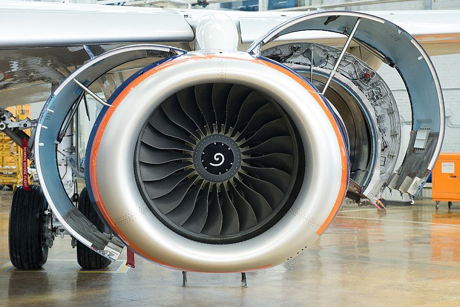 В России осваивают ремонт двигателей для Superjet 100 Объединенная двигателестроительная корпорация ОДК Ростеха освоила новые технологии ремонта и выпуск комплектующих для двигателей SaM146 которые устанавливаются на самолёты Superjet 100 Эти работы направлены на поддержание лётной годности парка после прекращения сотрудничества с французской компанией Safran Среди достижений освоение компонентного ремонта электронных блоков управления и серийный выпуск альтернативных свечей зажигания и топливных фильтров Авиакомпаниям уже передано более 5700 свечей и 520 фильтров Кроме того ресурс двигателя удалось увеличить в среднем на 2000 полётных циклов Работы ведутся параллельно с созданием полностью импортозамещённой версии Superjet с новым отечественным двигателем ПД 8 Аэротетраэдр авиация