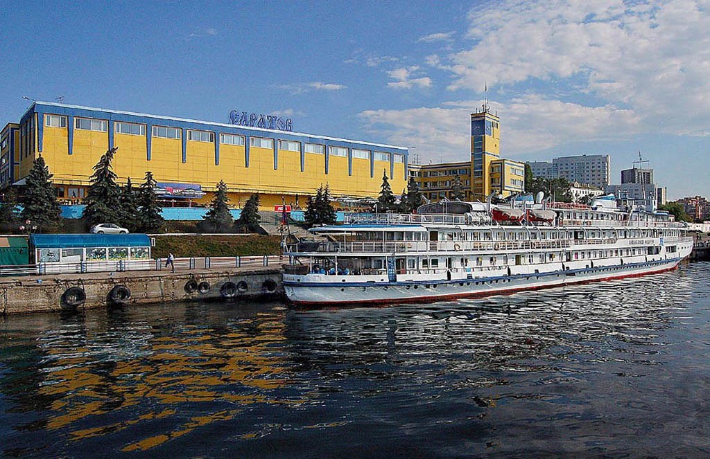 Совсем скоро, 24 июня, запустят первый речной рейс из Волгограда в Саратов. Это будет скоростной «Метеор».  Шустрый кораблик за 8 часов домчит с речного вокзала Волгограда до Северного вокзала Саратова. Билет обойдется в 2450 рублей.   Подписаться   Прислать новость