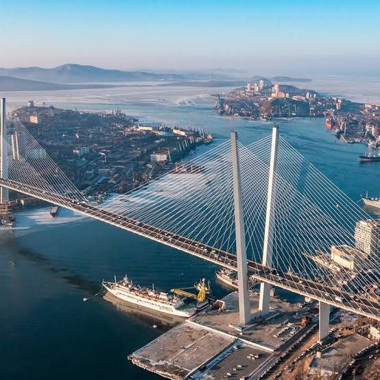 Владивосток один из худших городов России для инвестиций в арендное жильё Исследование портала Мир квартир показало что Владивосток один из наименее выгодных российских городов для покупки квартир под аренду Средняя доходность здесь составляет всего 5 2 годовых а окупаемость достигает 19 2 лет Для сравнения в Хабаровске доходность 8 1 а окупаемость 12 4 года что делает его лидером Дальневосточного региона Похожие низкие показатели как во Владивостоке отмечаются в Севастополе Белгороде и Чебоксарах Подпишись на Недвижимость Приморья