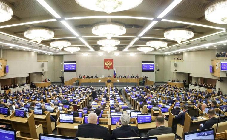 17 июня на пленарном заседании Государственной Думы выступил народный артист РСФСР, Герой труда России, кинорежиссер Никита Михалков. Оно было посвящено укреплению традиционных духовно-нравственных ценностей. Как ранее отметил председатель парламента Вячеслав Володин, позиция Михалкова заслуживает поддержки, кинорежиссер очень много делает для защиты российской культуры. Действительно, Никита Сергеевич очень эмоционально, с нескрываемым переживанием за происходящее в нашей культуре, обратился к депутатам. С многими его мыслями нельзя не согласится, они будут учтены в будущей законодательной деятельности.