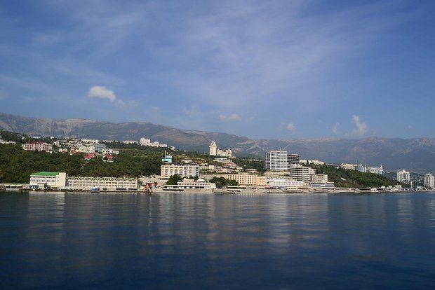 Константинов: В Крыму продано 60 национализированных объектов В Крыму власти продали 60 национализированных объектов и выручили за бывшее имущество украинцев более 4,8 миллиарда рублей. Такую сумму озвучил глава парламента республики Владимир Константинов в беседе с ТАСС. «Из всего национализированного имущества на торгах реализовано 60 объектов, включающих движимое и недвижимое имущество. От их продажи в крымский бюджет поступило более 4,8 миллиарда рублей», — сказал чиновник. Он добавил, что новые владельцы, в отличие от предыдущих хозяев, планируют развивать приобретенные активы и вкладывать в них средства. В феврале парламент Крыма выставил на открытый аукцион часть национализированных объектов недвижимости, принадлежавших украинским олигархам. Константинов отметил, что объ... Подробнее>>>