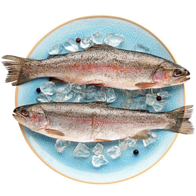 Пятёрочка начала продавать охлажденную рыбу Торговая сеть ввела в ассортимент 200 магазинов в Москве охлажденную горную и морскую форель из Северной Осетии и Мурманской области а также фарш минтая российского производства С середины ноября продукция начнет поставляться в порядка 3000 магазинов Пятёрочка по всей стране в первую очередь в крупных городах а до конца года планируются поставки во все магазины сети Отмечается что проект реализуется в рамках стратегии компании по увеличению потребления рыбы X5 Group действительно лидер среди ритейлеров по этому направлению но до этого ассортимент рыбной полки увеличивали преимущественно в Перекрёстке Наконец дело дошло до Пятёрочки а это на минуточку более 23 тыс магазинов Поставки форели дадут импульс не только потреблению рыбы в стране но и производству аквакультуры Появление же фарша минтая на прилавках Пятёрочки тоже новость хорошая продажи минтевой продукции по итогам года вырастут еще сильнее Рыбхоз Всё о рыбе