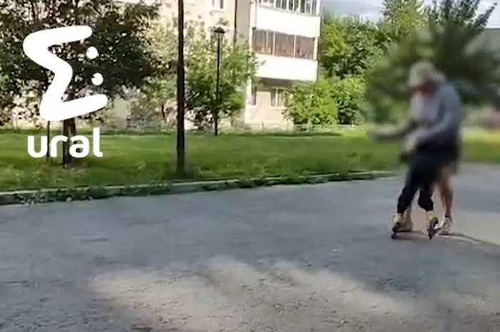 На Ботанике мать ударила своего маленького сына за смешную рожицу На Ботанике мама ударила собственного маленького сына за то, что он корчил рожицы и кривлялся на камеру, пока та пыталась его снять. Видео инцидента опубликовал телеграм-канал Ural Mash. Судя по кадрам, женщина снимала на телефон, как мальчик катается на роликах. Когда же мальчик начал кривляться, мать не сдержалась и сильно ударила сына со словами: — Ты чё корчишь рожи такие дебильные? Ты чё, дебил? Зачем рожи корчишь, будто ты дебилоид? — кричит женщина на видео. В пресс-службе Следственного комитета по Свердловской области сообщили, что уже начали проверку, в ходе которой установят все обстоятельства произошедшего.