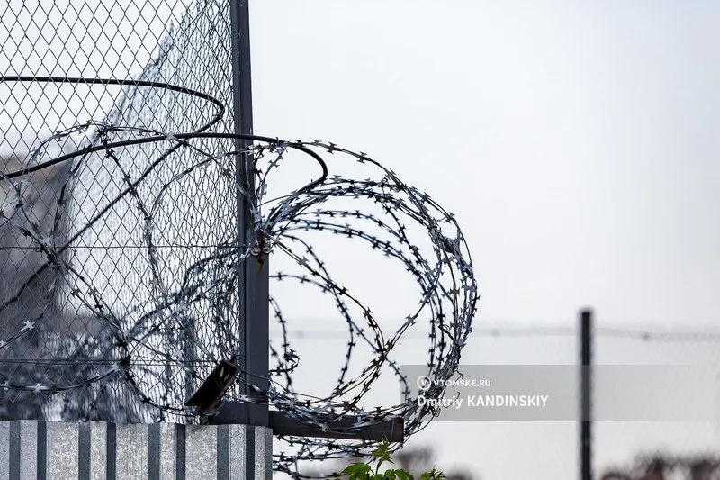 Житель Томской области получил 14 лет колонии за съемку военных объектов Выражая приверженность украинской стороне обвиняемый осуществлял фотофиксацию военных объектов расположенных на территории Томской области Подготовленный материал направлял в адрес представителей украинских спецслужб для дальнейшего его использования при планировании и совершении диверсионно террористических актов сообщила пресс служба регионального управления ФСБ России Какие объекты снимал обвиняемый не уточняется 2 й Восточный окружной военный суд Новосибирск признал жителя Томской области виновным в оправдании терроризма и госизмене Его приговорили к 14 годам колонии строгого режима томск новоститомска Прислать новость Подписывайся на vtomske ru