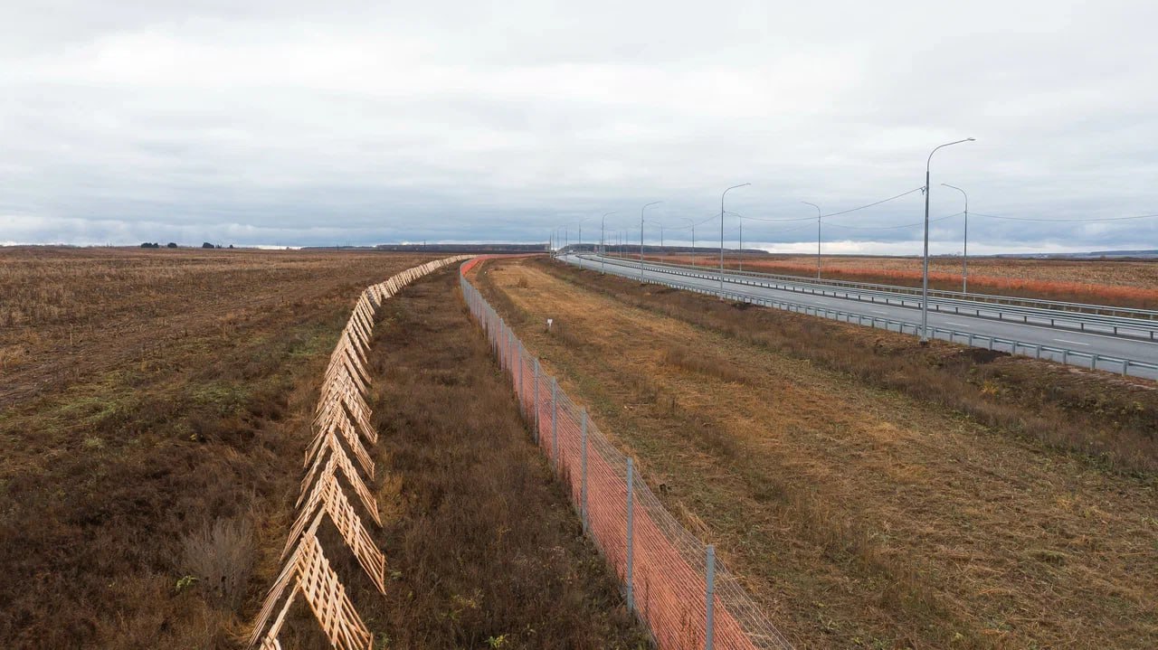 Больше года назад в Нижегородской области открыли платную трассу М-12. В праздники дорога пользуется популярностью — по ней автомобилисты добираются в Казань и Москву.   Но зимой водители столкнулись с проблемой — из-за снега на автомагистрали постоянно случались аварии и скапливались заторы.   Как рассказали в «Автодоре», в этом году на М-12 установили снегозадерживающие щиты и сетку для предотвращения снежных заносов. А ещё вдоль трассы в регионе высадили девять рядов сосен, осин, спирей и акаций.