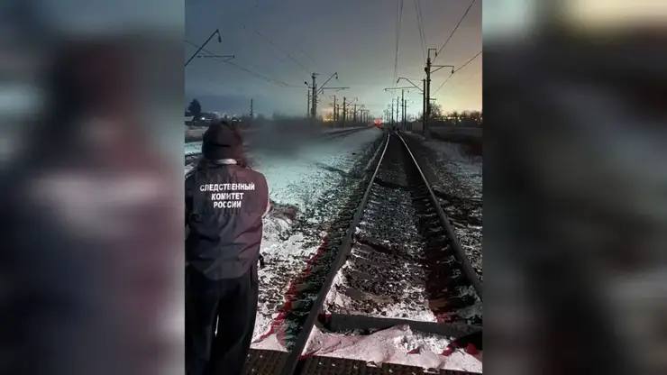 Мужчина и двое детей попали под поезд в Иркутской области По данным Восточного управления СК РФ на транспорте инцидент произошел на перегоне Усолье Сибирское Мальта На предупреждающие звуковые сигналы локомотивной бригады мужчина не реагировал Машинист применил экстренное торможение однако наезда избежать не удалось рассказали в ведомстве Фото Восточное управление СК РФ на транспорте   Подписаться на sibnovosti ru предложить новость