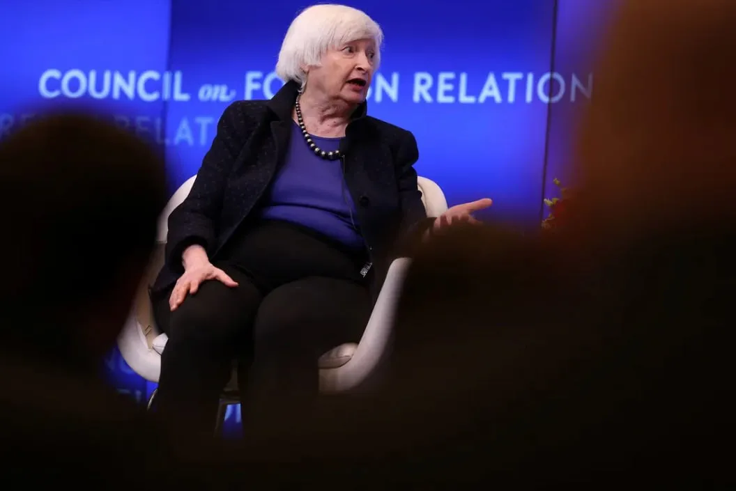 Бывшая глава Федеральной резервной системы ФРС США сравнила высказывания американского президента Дональда Трампа с риторикой банановой республики Как часто президент развитой страны валюта которой является главной мировой резервной валютой выражает мнение что процентные ставки нужно снизить для понижения стоимости обслуживания федерального долга Когда слышишь такие слова думаешь что они сказаны в банановой республике сообщила госпожа Йеллен во время выступления на мероприятии HSBC в Гонконге цитата по Интерфаксу Джанет Йеллен допустила что в этом году ФРС еще понизит ключевую ставку По ее словам скачок цен на нефть и газ а также блокировка Ормузского пролива привели к подорожанию других товаров Среди них удобрения полупроводники и продукты питания Это может усложнить процесс смягчения денежно кредитной политики Andrew Kelly Reuters Подписывайтесь на Ъ в Telegram в MAX Оставляйте бусты