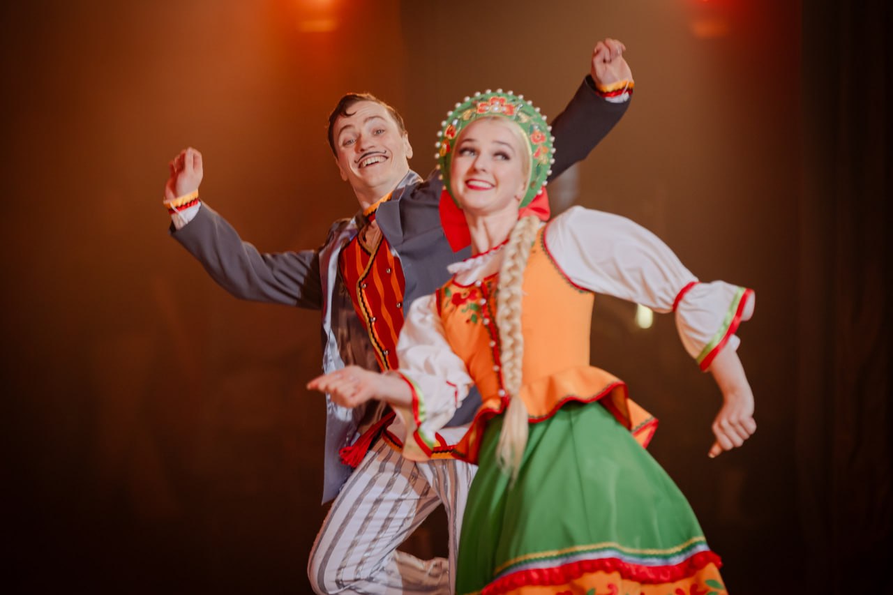 Сегодня 6 декабря Красноярский государственный академический ансамбль танца Сибири имени М С Годенко празднует 65 летие Благодаря талантливому балетмейстеру и худруку Михаилу Годенко который внес огромный вклад в развитие коллектива о нашем регионе узнали не только в России но и во многих странах мира Ансамбль обладатель множества наград всех уровней В 2009 году ему присвоили статус особо ценного объекта культурного наследия Красноярского края Поздравляем коллектив с юбилейной датой К 105 летие Михаила Годенко мы готовили большой материал о нем Главный балетмейстер Красноярского государственного академического ансамбля танца Сибири имени Михаила Годенко Лидия Дзьобак тогда рассказала как ему удавалось создавать композиции которые с удовольствием смотрят до сих пор Фото ансамбль танца Сибири