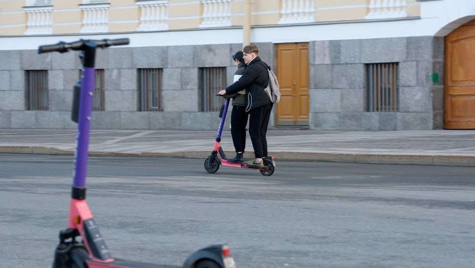 Депутат из Петербурга предложил ГАИ повысить штраф за парные поездки на СИМ  "В частности, необходимо увеличить денежный штраф за езду на одном самокате вдвоём, за езду по скоростным шоссе и магистралям, за остановку и парковку СИМ в аварийном или опасном месте. Прошу Вас оценить данную инициативу в части повышения безопасности дорожного движения и принять решение о подготовке соответствующих поправок", — говорится в тексте обращения.  Поддерживаете?  Да —  , Нет —    Автор фото: Сергей Ермохин / "Деловой Петербург"