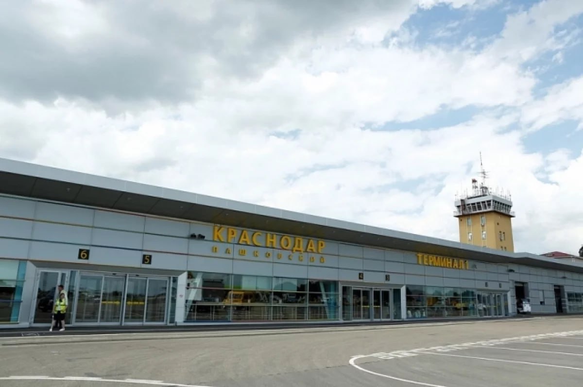 Возобновлено авиасообщение между Краснодаром и Ташкентом Uzbekistan Airways стал первой иностранной компанией возобновившей полеты в Краснодар после открытия аэропорта Самолет по традиции встретили на перроне водной аркой Рейсы в Ташкент будут обслуживаться в аэропорту Краснодара трижды в неделю по средам пятницам и воскресеньям с вылетом в 10 30 Время в пути составит 3 часа 35 минут Кроме того в осенне зимнем расписании аэропорта Краснодар Uzbekistan Airways планирует открыть второе направление в Узбекистан Наманган Старт рейсов назначен на 28 октября Рейсы в Наманган будут выполняться дважды в неделю по вторникам и четвергам с вылетом в 10 30 Время в пути 3 часа 50 минут Мы в Мах АиФ Краснодарский край в ТГ