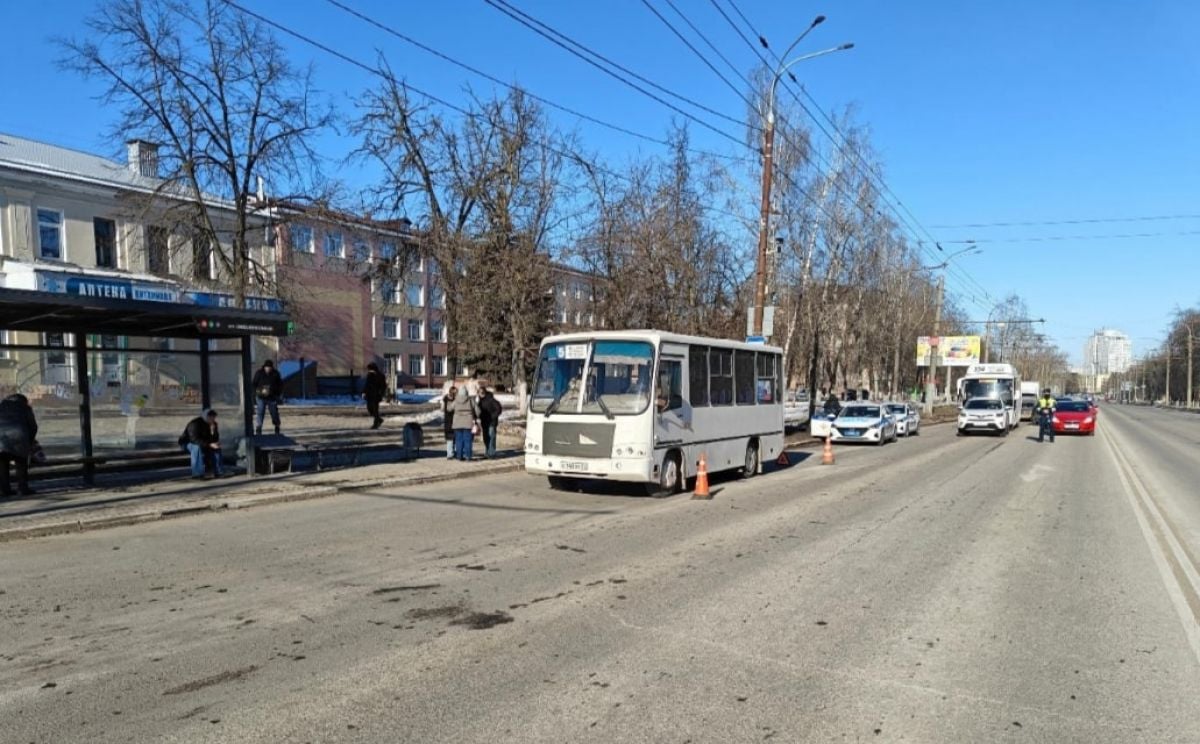 Пенсионерка упала в орловской маршрутке, ей потребовалась помощь медиков     Пожилая орловчанка упала в маршрутке, ей потребовалась помощь медиков. Об этом сообщили в пресс-службе УМВД России по Орловской области.  ↗  Прислать новость   Подписаться