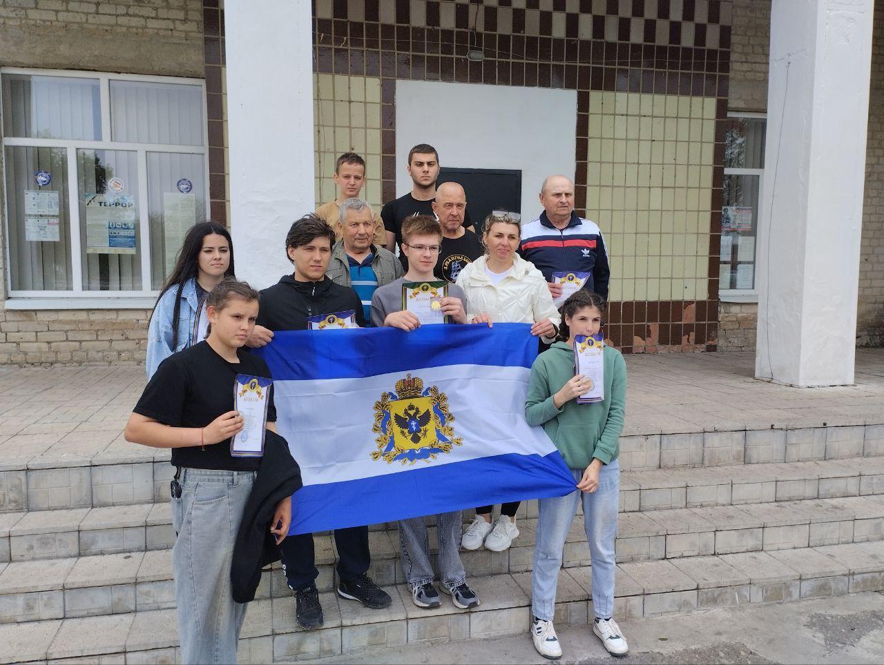 Каховские спортсмены завоевали золото на соревнованиях по гиревому спорту в Запорожской области Многократный чемпион мира по гиревому спорту Тимофей Семёнович Косенко отметил свой 75-й день рождения. В его родном селе Таврийское Запорожской области были организованы соревнования по гиревому спорту, в которых приняли участие атлеты разного возраста из семи населённых пунктов Запорожской и Херсонской областей. Херсонскую область представляли воспитанники Каховской ДЮСШ «Лидер» под руководством тренера и преподавателя Валерия Черепанова. Наши спортсмены: Андрей Черныш, Муслим Недоед, Михаил Сигарев и Николай Семёнов — все заняли призовые места. В соревнованиях также приняли участие ребята из Новотроицкой спортивной школы под руководством президента гиревого спорта в Херсонской области Юрия Шолохова. Поздравляем наших спортсменов с блестящими результатами и желаем им достижения новых целей!