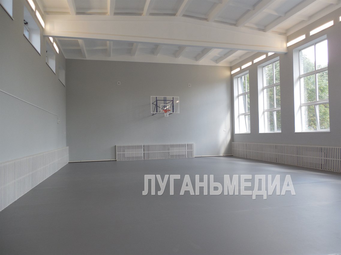 В доме культуры поселка Металлист продолжаются ремонтно- восстановительные работы На социально значимом объекте – Металлистский дом культуры полным ходом идут ремонтно-восстановительные работы, которые были начаты еще в 2024 году. – Сейчас уже осуществлены замена оконных и дверных блоков, идут внутриотделочные работы, ремонт инженерных сетей. Произведен монтаж труб от котельной, разводка системы отопления, водоснабжения и водоотведения, электроснабжения, ремонт крыши, – рассказали работники подрядной организации ООО «Концепт». Глава округа Сергей Крамаренко отметил, что на сегодняшний день полностью завершены ремонтные работы в спортивном зале дома культуры и состоялась приемка объекта. – Очень хороший ремонт провели в спортивном зале. Здесь есть все необходимое для занятий спортом, включая современную противопожарную сигнализацию и окна, которые открываются дистанционно, – добавила председатель совета муниципалитета Антонина Гречишкина. Вконтакте Одноклаcсники