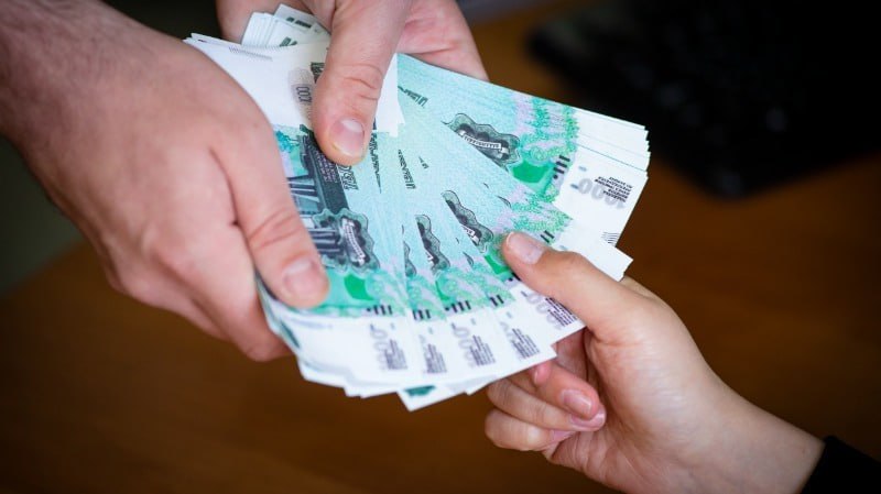 Средняя зарплата на Сахалине и Курилах снизилась на 1,2 тысячи рублей В апреле 2025 года среднемесячная начисленная зарплата сотрудников организаций Сахалинской области составила 138 425 рублей. Об этом сообщили в Сахалинстате. Для сравнения: в марте этого года, по данным Росстата, сахалинцы в среднем зарабатывали 139 678,4 рублей. Таким образом, за месяц зарплата сократилась примерно на 1 253 рубля. В расчет вошли все категории работников организаций, без индивидуальных предпринимателей и самозанятых. ——— : Прислать нам новость: