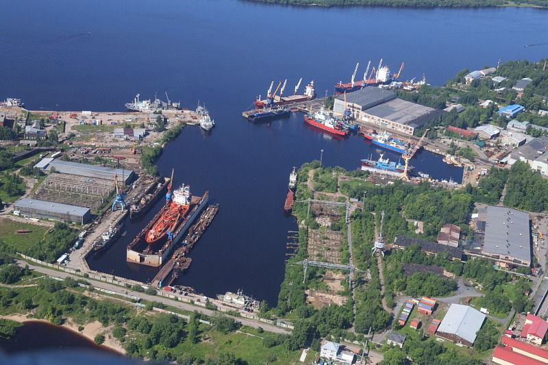 Для работы глубоководного района порта Архангельск потребуется около 65 новых судов Это обеспечит верфи гарантированными заказами а также окажет влияние на развитие промышленных производств сервисных компаний центров ремонта и обслуживания Такое мнение во время послания Архангельскому областному собранию высказал губернатор Александр Цыбульский Это проект долгосрочного горизонта требующий системной поддержки государства и заинтересованности бизнеса Но чтобы бизнес пришел мы должны уже сегодня формировать условия создавать инфраструктуру сервисы и индустриальные площадки отметил Александр Цыбульский По его словам новый порт это не только развитие логистики но и мощный импульс для экономики региона