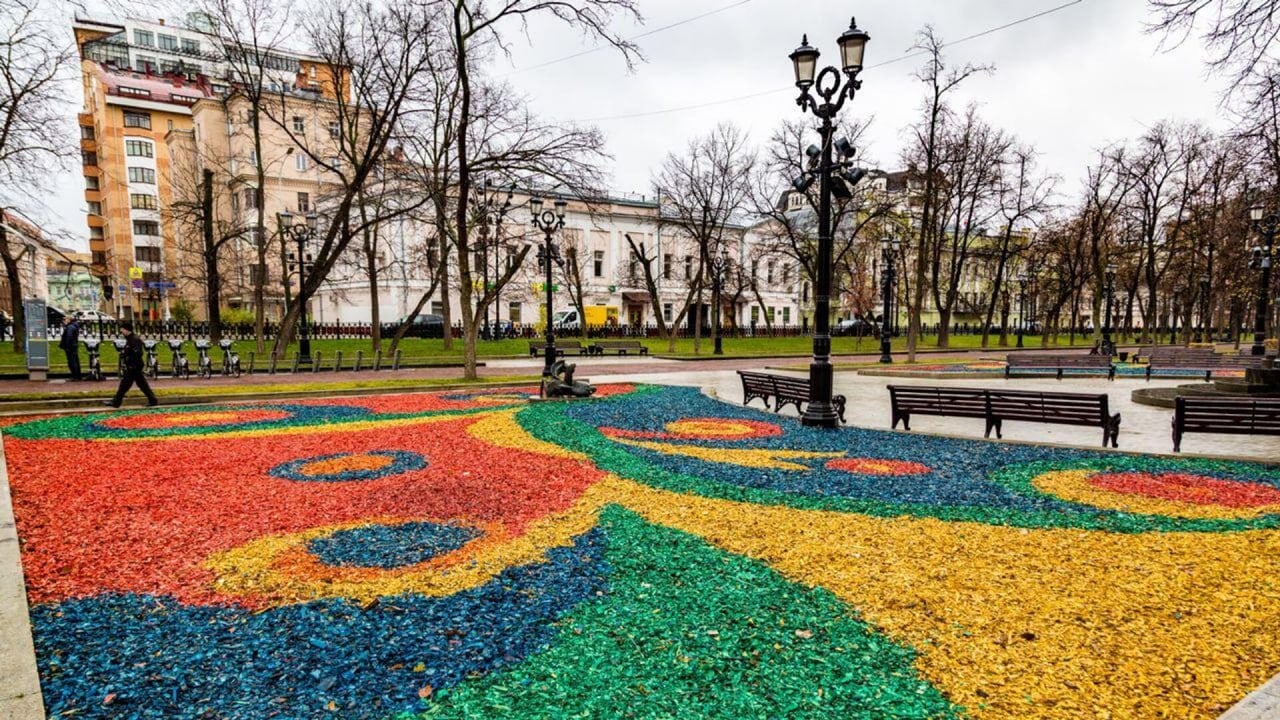 Городские цветники в Москве начали готовить к зиме, клумбы на городских магистралях оформят в виде национальных узоров, сообщили в комплексе городского хозяйства  Уточняется, что специалистами организована подкормка растений удобрениями, позже их обработают от болезней и вредителей, проведут обрезку. А после завершения работ цветники задекорируют разноцветной древесной щепой.  Клумбы на Северном речном вокзале украсят синие, желтые и красные геометрические фигуры, в Пушкинском сквере, на Тверском бульваре и Профсоюзной улице щепу выложат в виде ярких орнаментов.