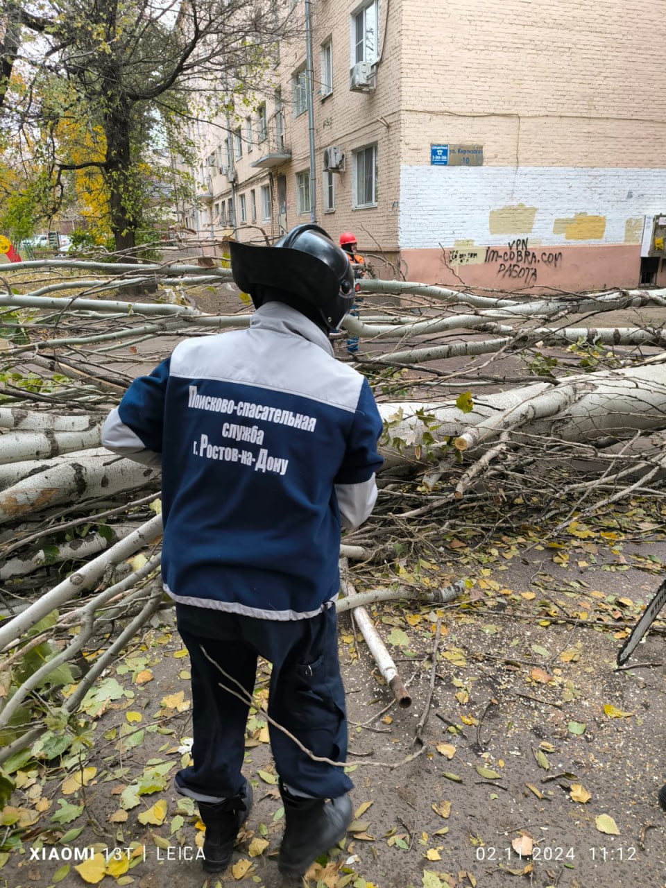 Ветер продолжает лютовать в Ростове. Рушатся деревья и бетонные столбы; даже остановки — и те трещат по швам.   Наши коллеги метко подчёркивают, что после каждого погодного катаклизма Ростов выглядит примерно как после бомбёжки.  В управлении ГО и ЧС Ростова сообщили, что количество упавших деревьев возросло до 34, из них 13 — в Ворошиловском районе.         RostovGazeta