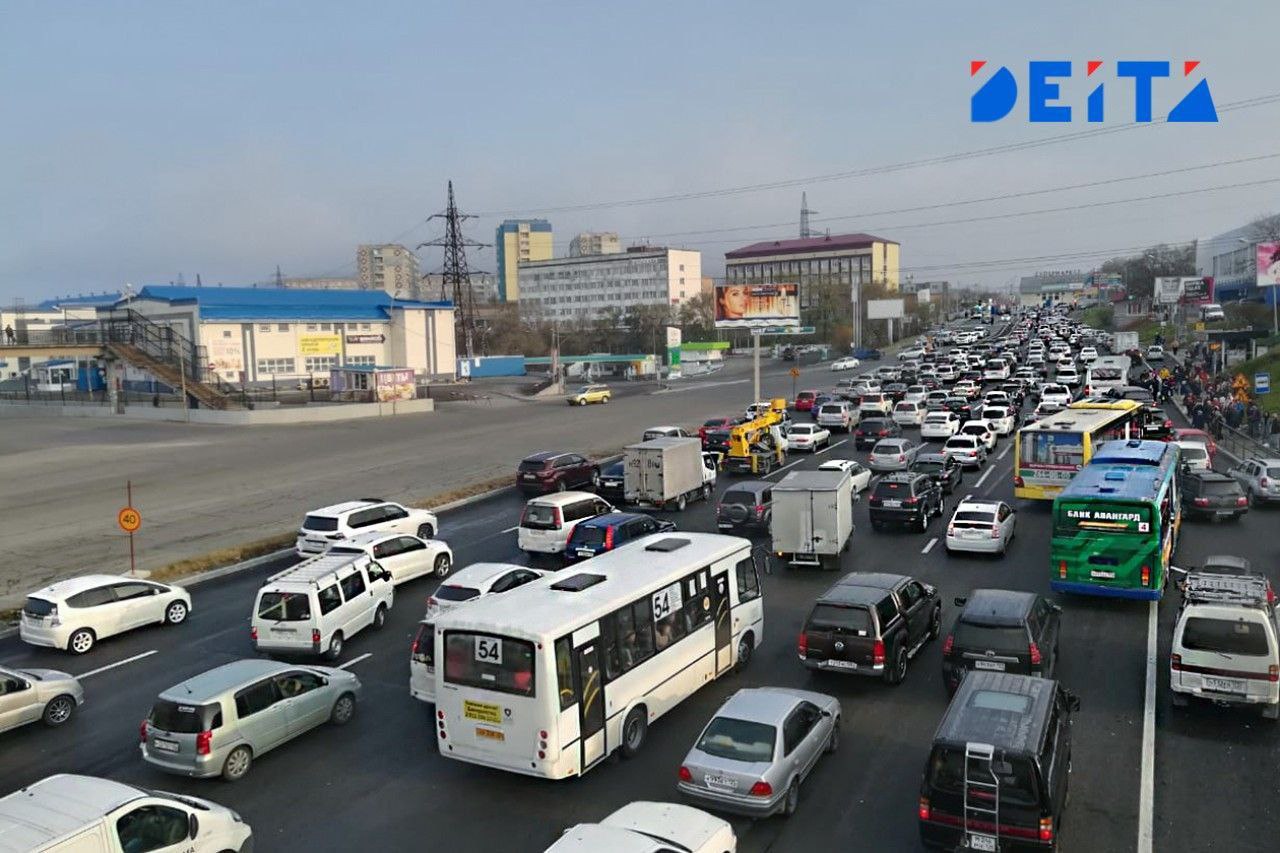 Во Владивостоке расширяют сеть камер фиксации нарушений ПДД В городе началась установка новых комплексов фото- и видеофиксации, которые будут контролировать основные нарушения: превышение скорости, выезд на выделенные полосы и неправильную парковку. Камеры появятся на ключевых участках - возле торговых центров "Дружба" и "Черемушки", около почты на Верхнепортовой, в районе памятника Ленину и остановки "Первая Речка". Особое внимание уделят проблемным зонам на Океанском проспекте, улицах Фонтанной, Суханова и Алеутской, где часто фиксируются нарушения парковки. Стоимость проекта составляет 49,8 млн рублей. Параллельно до конца года планируется установить дополнительные камеры на участке от Некрасовского путепровода до Второй Речки.