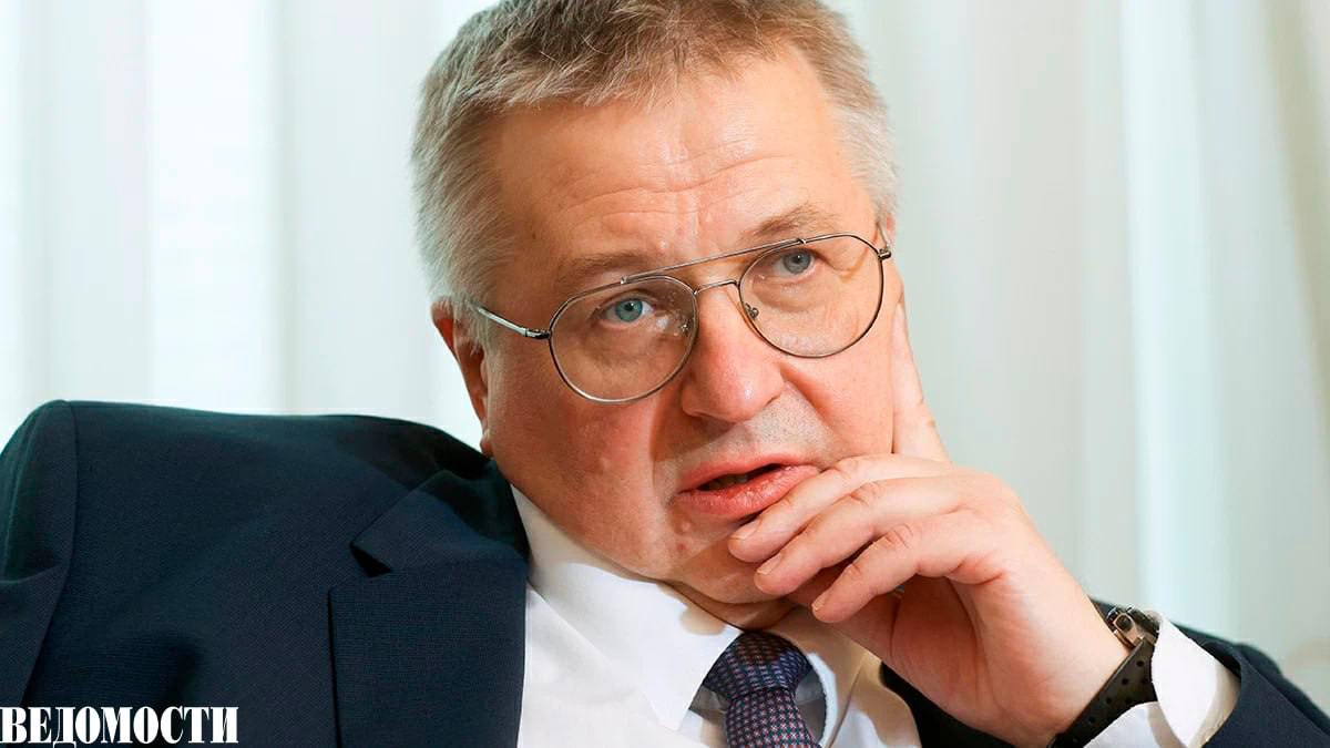 «Происходит смена технологического уклада» Корни фрагментации глобальной экономики уходят в события 70-летней давности, считает вице-премьер РФ Алексей Оверчук. О природе изменений, которые происходят в международной торговле, и выстраивании новых связей он рассказал в интервью «Ведомостям». Основные тезисы: Пандемия высветила слабости глобальной экономики. Китай ушел в изоляцию, вызвав перебои поставок на глобальные рынки. Уязвимость международных товарных потоков и зависимость от иностранных поставщиков, например, тех же чипов начали восприниматься как угроза безопасности. Страны, владеющие технологиями, будут стремиться развивать у себя и производства, а поэтому необходимость трансграничной передачи знаний снизится. Уже запущены процессы, заставляющие формировать новые кооперационные цепочки и искать новые балансы. В этой среде страны будут притягиваться к крупнейшим экономикам своих регионов. Подпишитесь на «Ведомости»