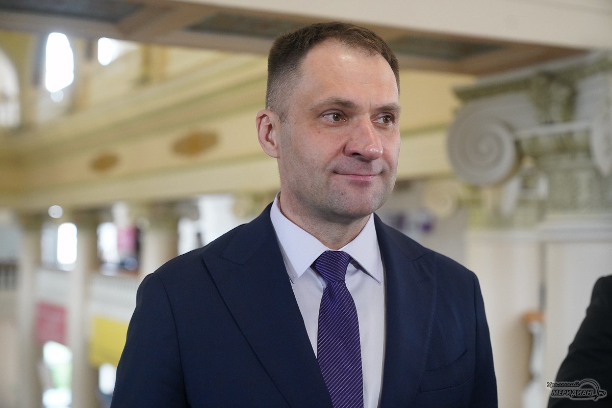 Студенческий разговор ректор УрФУ о проблемах кампуса и жизни в вузе В УрФУ состоялась первая встреча студентов новым исполняющим обязанности ректора Ильей Обабковым Более полутора часов руководитель отвечал на вопросы о жизни вуза от бытовых условий в общежитиях до организации учебного процесса и внеучебной деятельности Главные темы Нехватка стиральных машин в общежитии 8 ректор обещал разобраться лично Стипендии и финансовая поддержка студентов Перспективы нового кампуса и состояние спортивной инфраструктуры Отсутствие постоянных помещений для репетиций КВН и туристического клуба Студенты отметили что такой формат позволяет оперативно обсудить актуальные проблемы без бюрократии Для ректора встреча стала важным инструментом обратной связи с молодёжью Ранее мы сообщали что в УрФУ могут сократить количество платных мест на юридических и экономических направлениях Подписывайся на ИА Уральский меридиан