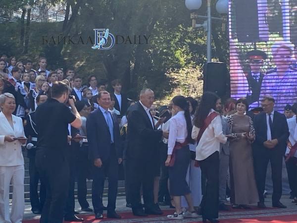 Сегодня в Улан-Удэ чествовали выпускников-медалистов. Впервые мероприятие прошло не на площади Советов, а на Мемориале Победы. В 2025 году медали I и II степеней «За особые успехи в учении» получили 394 выпускника школ. - По праву можно сказать, что наш город «позолотел» золотыми медалями. Желаю, чтобы вы поступили в лучшие вузы нашей страны, достигли успехов и там. Желаю, чтобы вы не забывали свой город, поддерживали родителей, учителей и родную школу. Конечно же возвращайтесь домой. Мы вас всех ждём! – пожелал председатель Улан-Удэнского горсовета депутатов Чимит Бальжинимаев