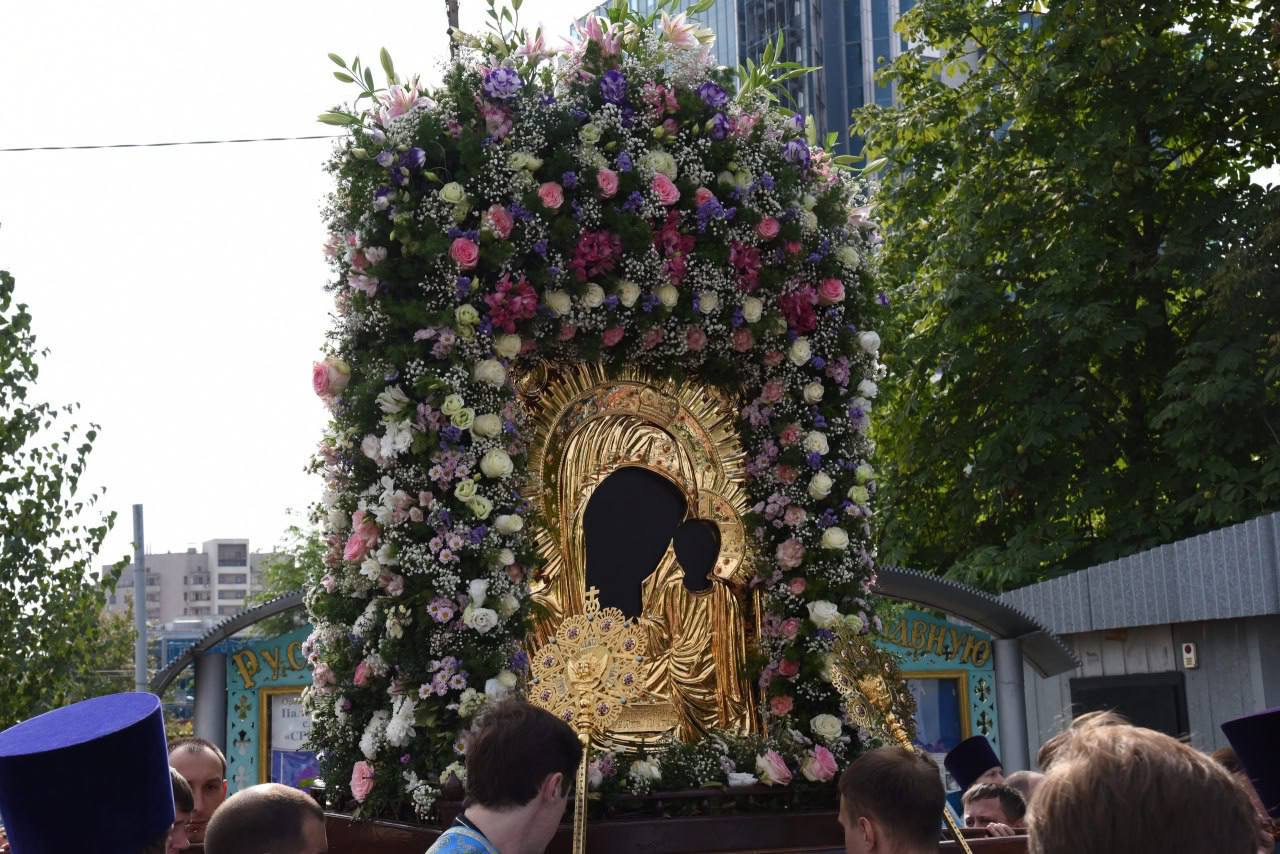 Крестный ход пройдет в Оренбурге 21 сентября Несколько улиц города будут перекрыты Перед началом шествия в Никольском кафедральном соборе митрополит Оренбургский и Саракташский Петр совершит Божественную литургию Начало в 09 00 Затем в 11 00 все желающие пройдут с молитвенным пением по улицам областного центра В этот раз в маршрут Крестного хода внесены небольшие изменения От собора к поклонному Кресту верующие пойдут по улицам Чкалова Маршала Жукова Краснознаменной Комсомольской и Володарского Обратный путь лежит через Матросский переулок улицы Краснознаменеая Советская Правды 8 марта Челюскинцев Маршала Жукова Чкалова Подписывайся на UTV Оренбуржье