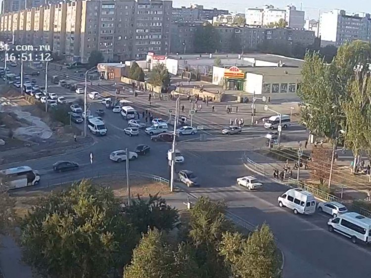 В Волжском маршрутка насмерть сбила школьницу на самокате Трагическое ДТП произошло в Волжском сегодня 22 сентября около 16 часов в новой части города На пересечении улиц Мира и Оломоуцкой маршрутка 24А под управлением 39 летнего водителя сбила школьницу Как сообщили Волжский ру в пресс службе прокуратуры Волгоградской области 9 летняя девочка пересекала проезжую часть по пешеходному переходу на самокате В результате наезда микроавтобуса ребенок получил тяжелейшие травмы Очевидцы сообщают что девочка скончалась на месте На месте трагедии работают наряды полиции и оперативно следственная группа Для координации действий выехал прокурор города Волжского Виталий Орлов Организована проверка Подробнее на Волжский ру www volzsky ru index php wx 16 wx2 81059 ВолжскийРу волжский vlz