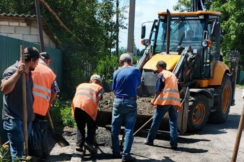 Дворники СМО приступили к очистке улицы Чайковского МУП «Благоустройство «СМО» осуществили работы по очистке улицы Чайковского в Свердловском муниципальном округе. Основная задача - удаление наносного грунта, скопившегося под бордюрами и загрязняющего асфальтовое покрытие. Скопившийся грунт не только портит внешний вид улицы, но и способствует распространению пыли и грязи, особенно в сухую погоду. Своевременная очистка помогает поддерживать чистоту и порядок в округе, а также предотвращает разрушение дорожного покрытия. Скопившийся грунт не только портит внешний вид улицы, но и способствует распространению пыли и грязи, особенно в сухую погоду. Своевременная очистка помогает поддерживать чистоту и порядок в округе, а также предотвращает разрушение дорожного покрытия. «В работе был задействован КАМАЗ и экскаватор Елаз», - сообщил руководитель МУП «Благоустройство «СМО» Денис Байдык. Использование современной техники позволяет проводить работы быстро и эффективно, минимизируя неудобства для жителей.